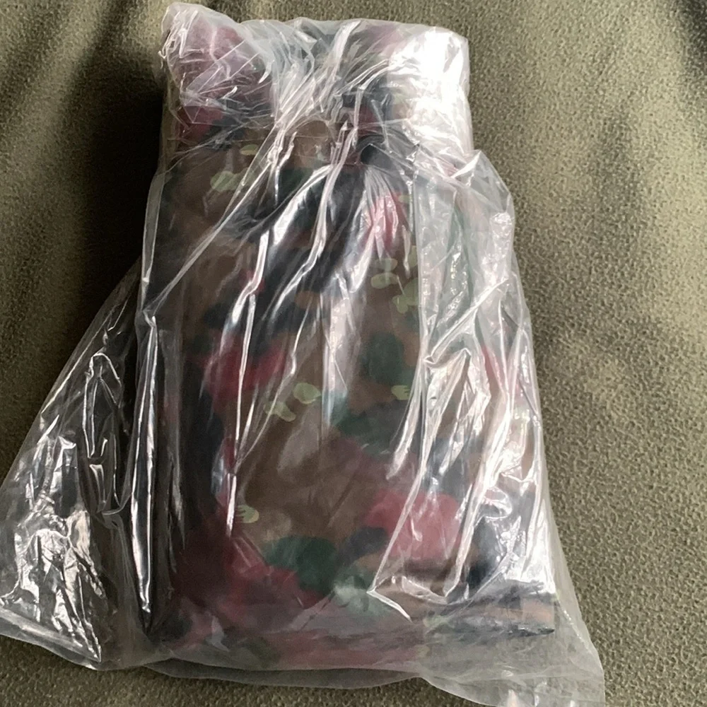 Swiss Camo wet weather poncho. No size listed. Assume size is one size fits most - Picture 3 of 4
